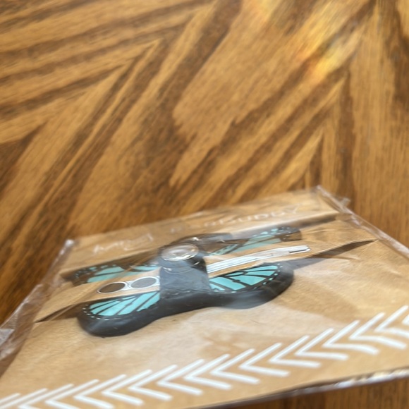 NWT Wired Earbuds Cord Wrap Butterfly Keychain / Bag Charm by Hang Accessories - Picture 6 of 7